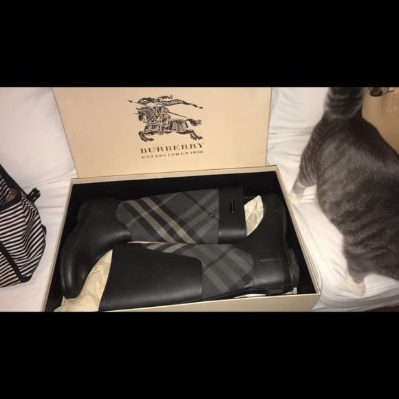 Burberry Rainboots - Picture 1 of 4